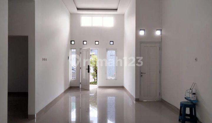 ruang tamu rumah minimalis semi furnish lokasi