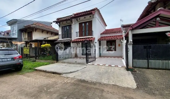 tampak depan rumah di graha cinere dekat