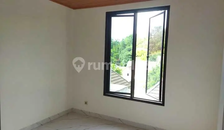 kamar tidur di jual rumah 2 lantai