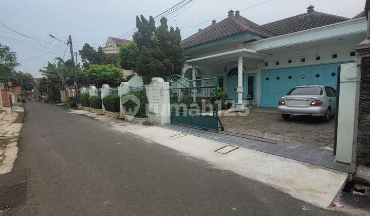 tampak depan dijual rumah luas ada halaman