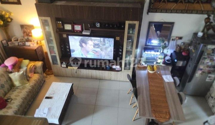 ruang keluarga di jual rumah 2 lantai