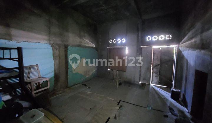 ruang tamu rumah kost 2 lantai kepuh