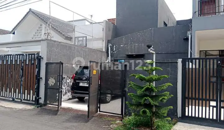 tampak depan rumah murah di komplek pratista
