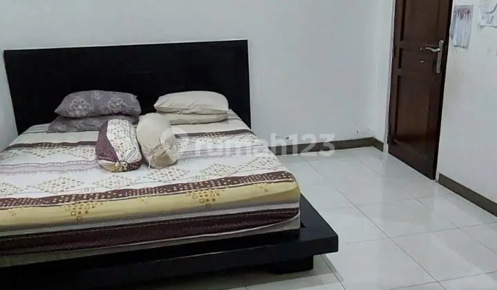 kamar tidur rumah cantik dan rapih siap