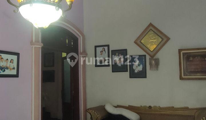 ruang tamu dijual rumah 2 lantai di