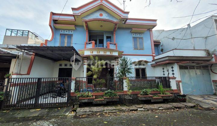 tampak depan dijual rumah 2 lantai di