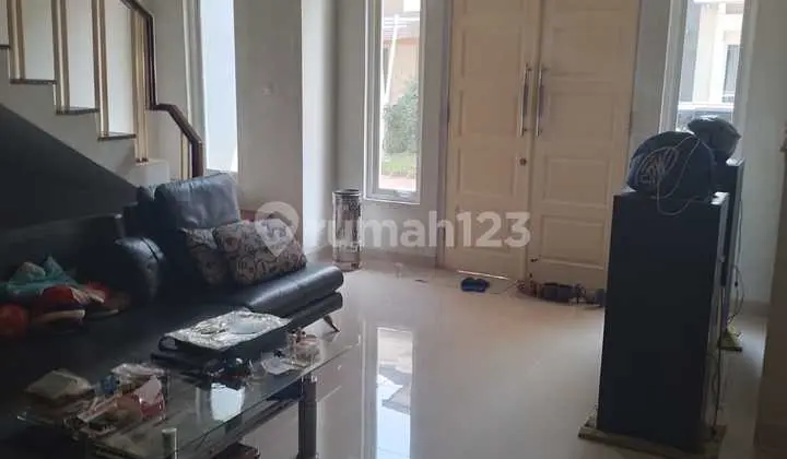 ruang tamu rumah 1 setengah lantai di