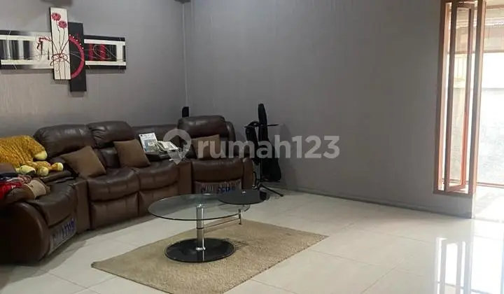 ruang tamu rumah ada kolam renang, luas