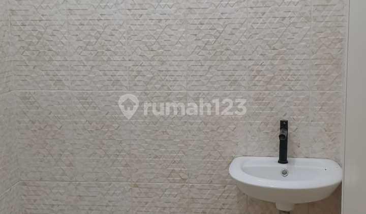 kamar mandi rumah bagus shm di jalan