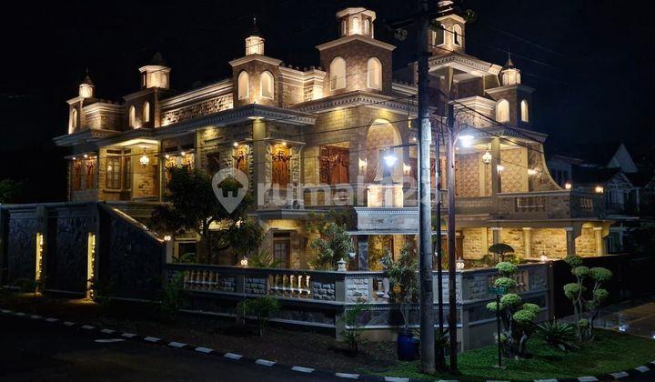 tampak depan rumah villa mewah di telaga