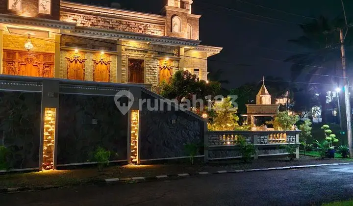 tampak depan rumah villa mewah di telaga