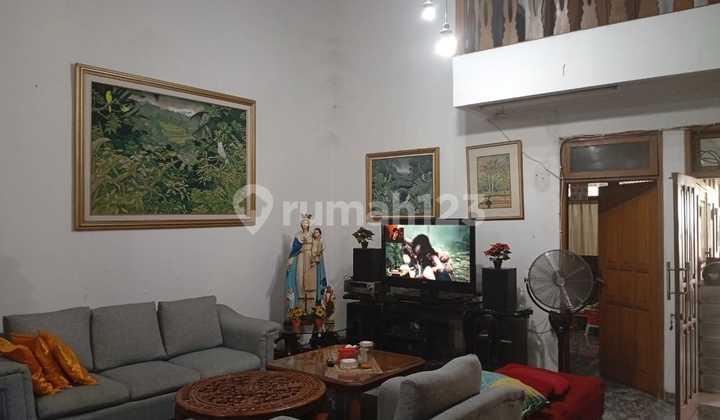 ruang keluarga rumah 2 lantai luas siap