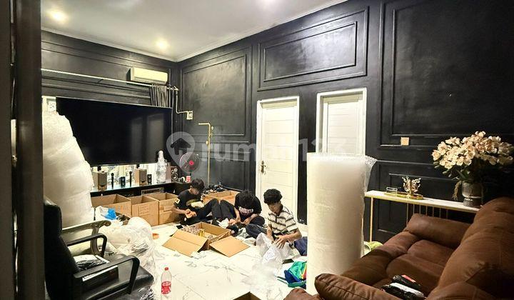 ruang keluarga rumah mewah siap huni strategis