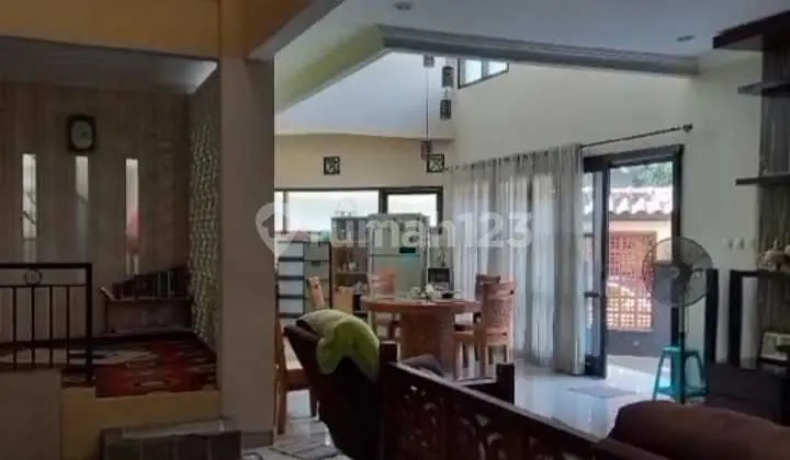 ruang keluarga rumah 2 lantai bagus shm