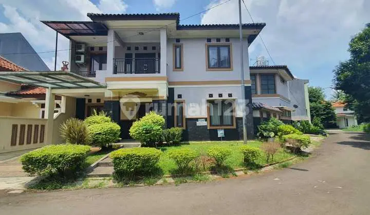 tampak depan rumah 2 lantai bagus shm