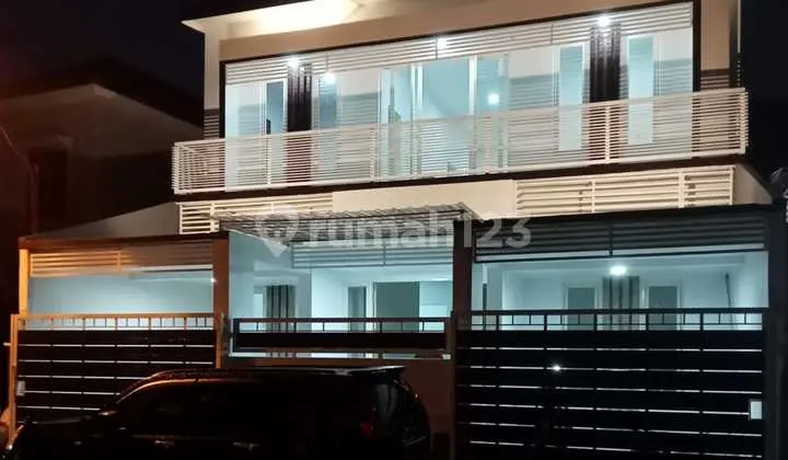 tampak depan dijual rumah 2.lantai lokasi mutiara