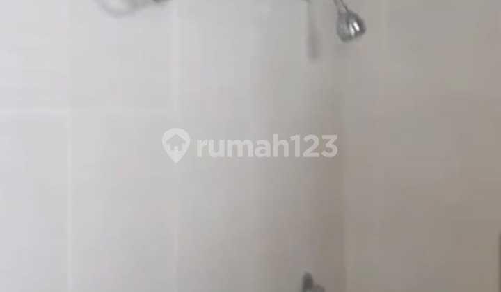 kamar mandi dijual rumah 2 lantai cluster