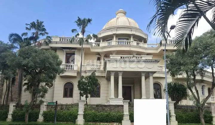 tampak depan dijual rumah mewah raya golf