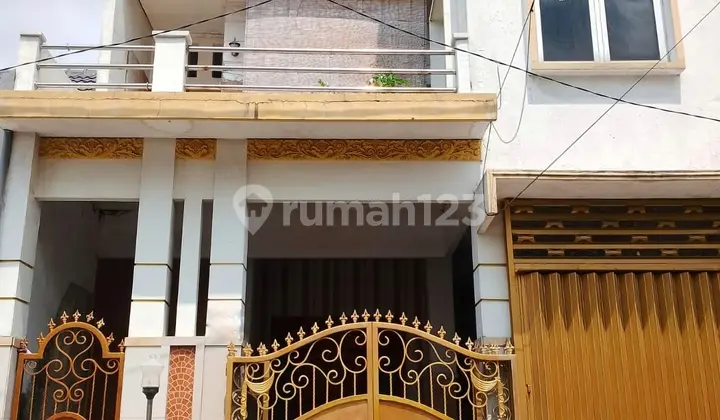 tampak depan dijual rumah siap huni di