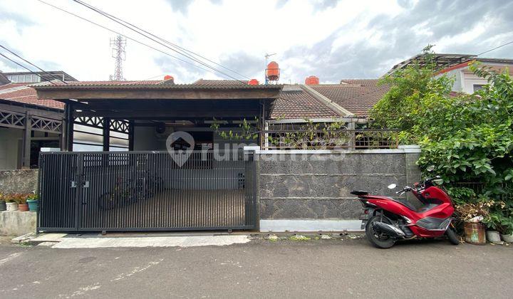 tampak depan jual cepat rumah strategis di