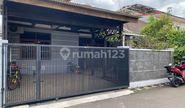tampak depan jual cepat rumah strategis di