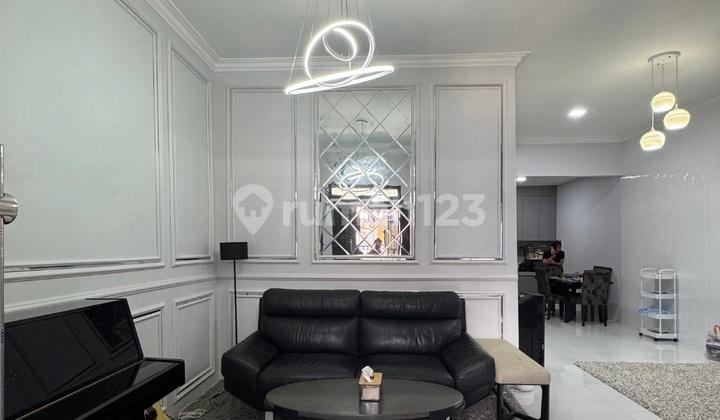 ruang tamu rumah cantik semi furnish di