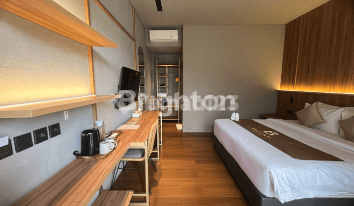 kamar tidur modern apartment with pool view