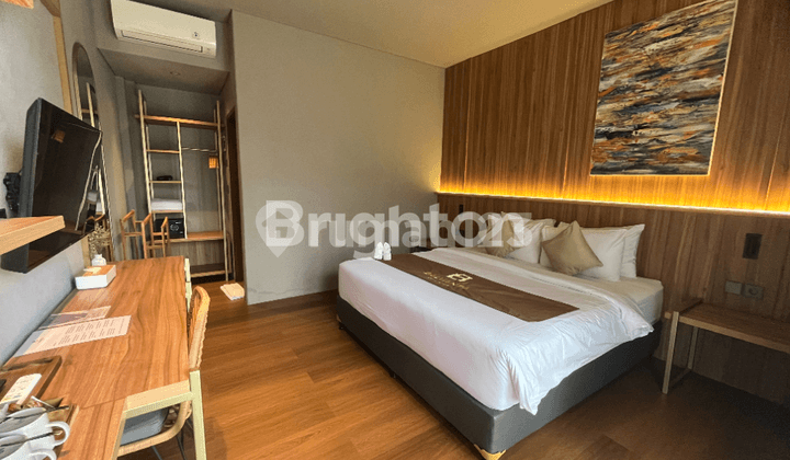 kamar tidur modern apartment with pool view