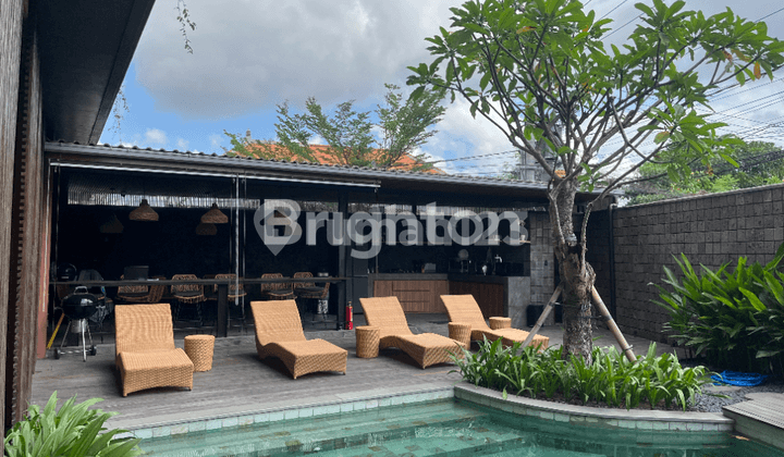 kolam renang modern apartment with pool view