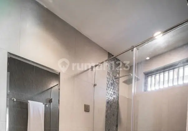 kamar mandi modern one bedroom apartement at