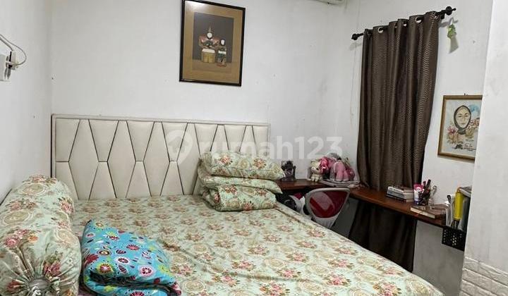 kamar tidur dijual rumah 2,5 lantai hoek