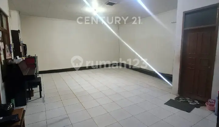 foto lainnya rumah luas hadap barat di