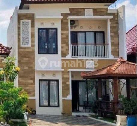 tampak depan rumah 2 lantai dekat dengan