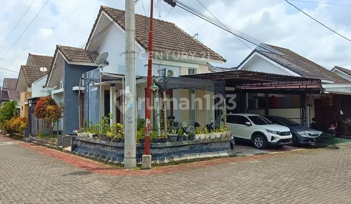 tampak depan rumah hook di perumahan grand