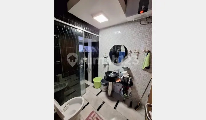 kamar mandi rumah furnished renovated strategis rivella