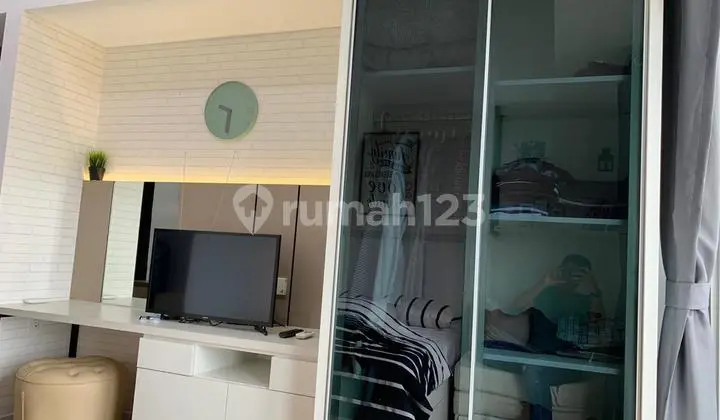 kamar tidur apartemen type studio full furnished