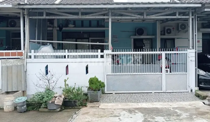 tampak depan dijual rumah stategis dekat stasiun