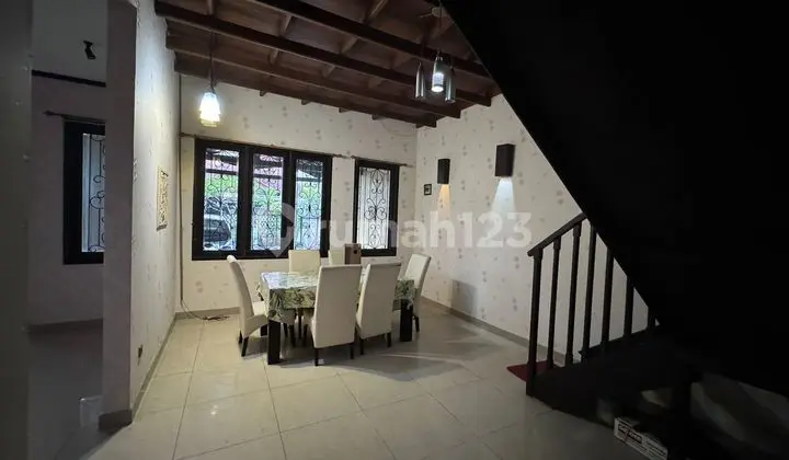 ruang makan dijual rumah 2 lantai di