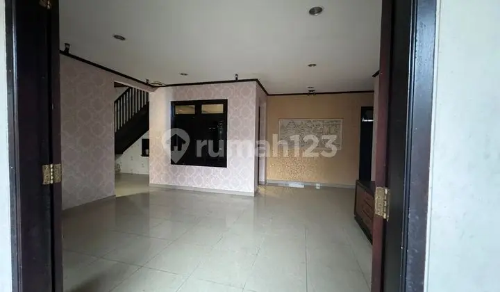ruang tamu dijual rumah 2 lantai di