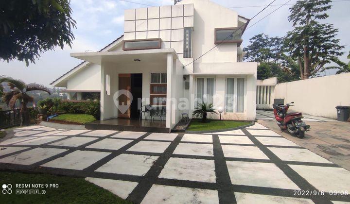 tampak depan rumah villa asri full furnished