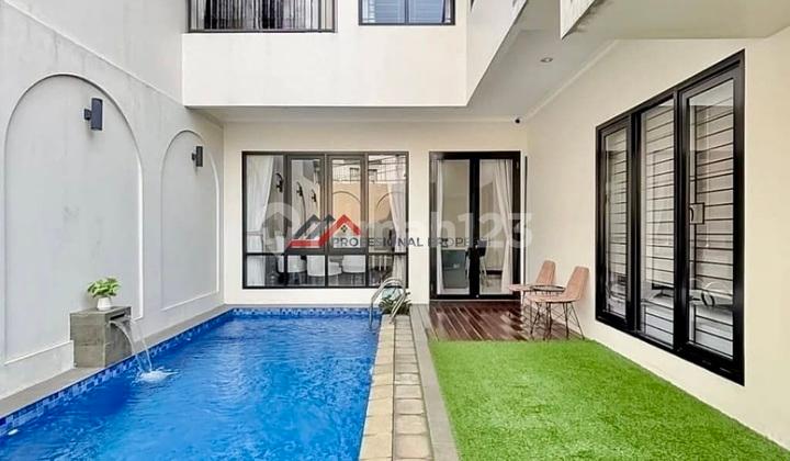 kolam renang rumah tropical modern dekat mrt