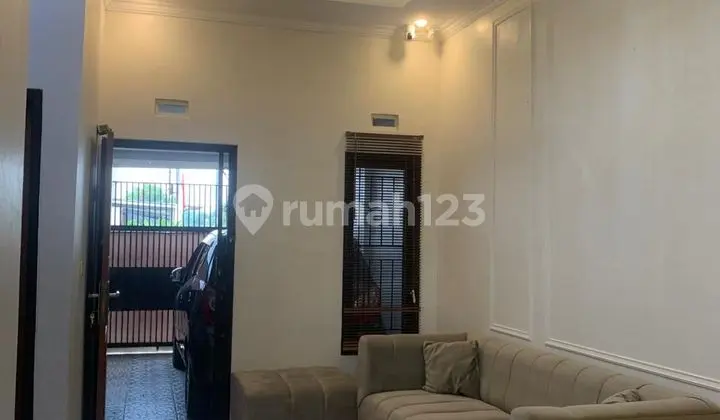 ruang tamu rumah baru di perumahan taman