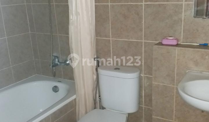 kamar mandi apartemen marbella suites ada kolam