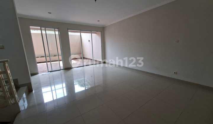 ruang tamu hunian eksklusif lippo karawaci taman