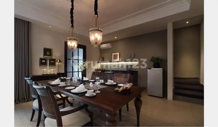 ruang makan rumah dalam perumahan elite jalan