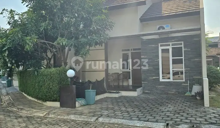 tampak depan rumah strategis siap huni eksklusif