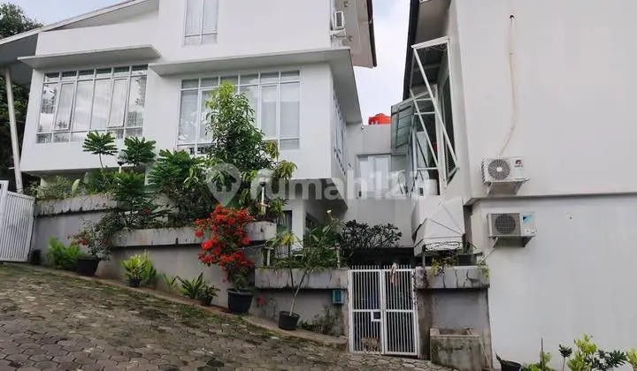 tampak depan jual cepat rumah modern lingkungan