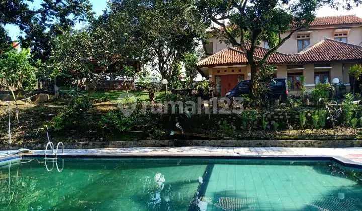 kolam renang dijual rumah villa kolam renang
