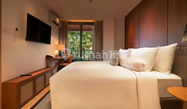 kamar tidur apartemen strategis view laut dan