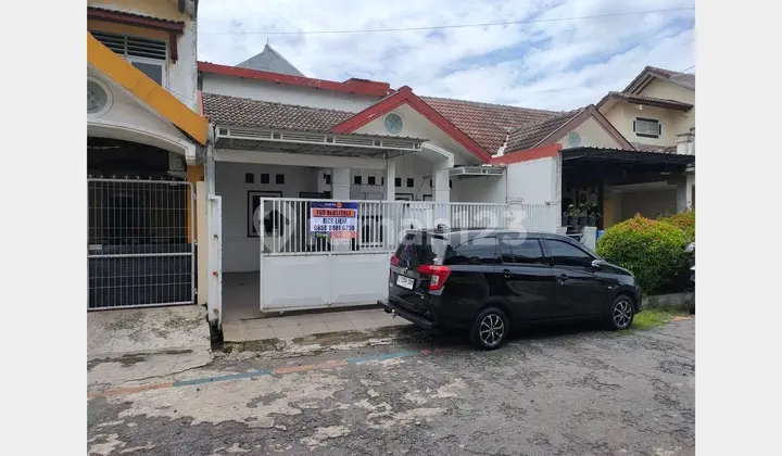 tampak depan rumah 2 lantai shm di